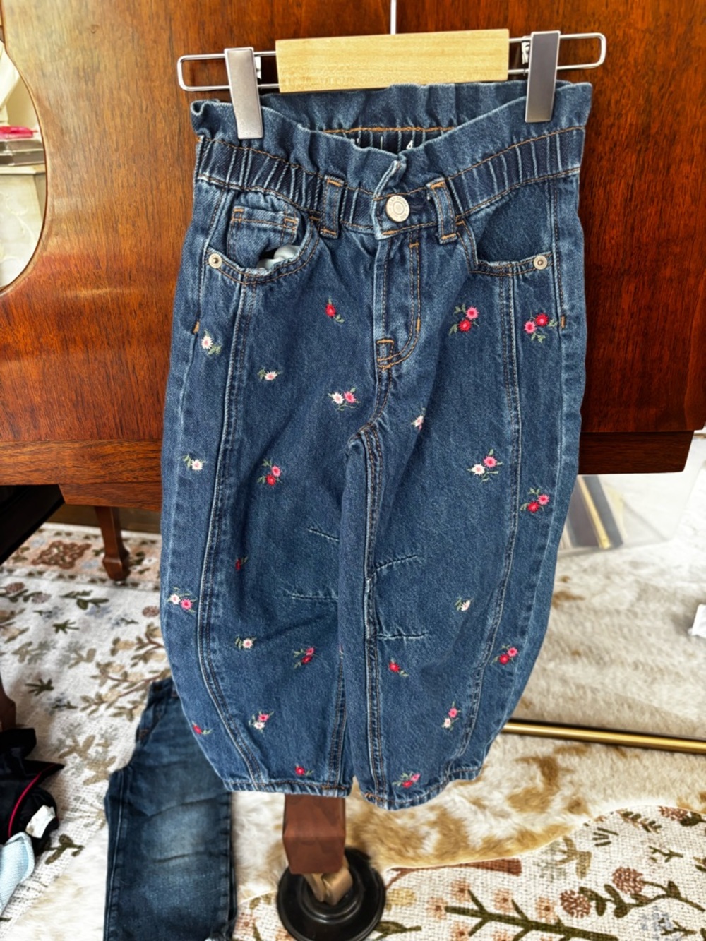 *SOLD* GAP Embroidered Horseshoe Elastic Waist Jeans